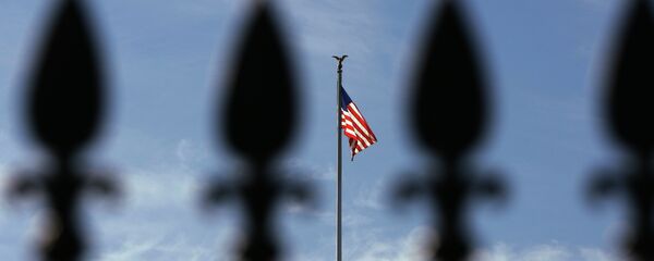 Вашингтон. Флаг США над Белым домом. Архивное фото - Sputnik Кыргызстан