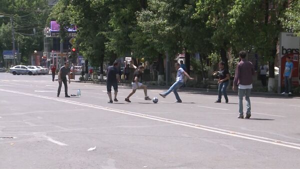 Протестующие в центре Еревана играли в футбол на проезжей части - Sputnik Кыргызстан