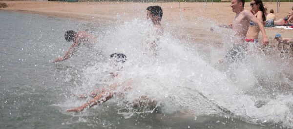 Көлгө түшүп жаткан адамдар. Архив - Sputnik Кыргызстан