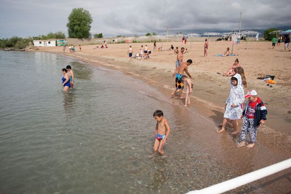 Дети купаются в озере - Sputnik Кыргызстан