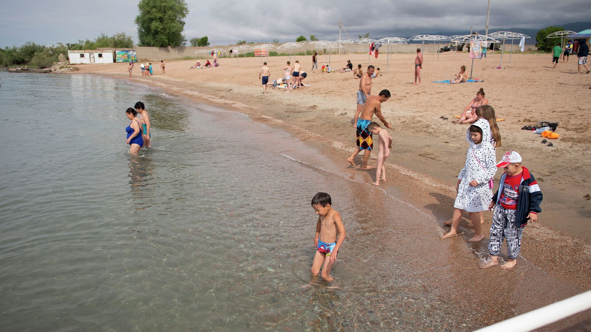 Дети купаются в озере Иссык-Куль. Архивное фото - Sputnik Кыргызстан, 1920, 07.05.2021