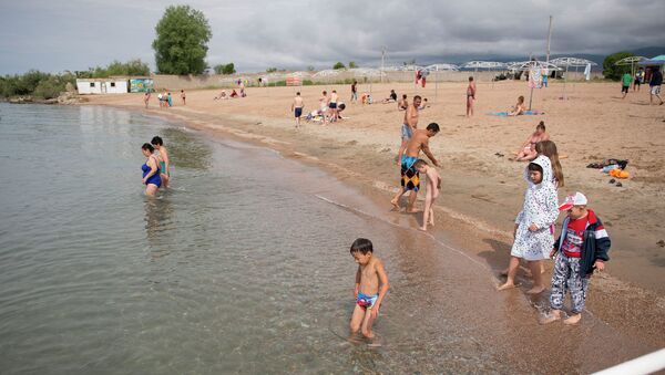 Дети купаются в озере Иссык-Куль. Архивное фото - Sputnik Кыргызстан