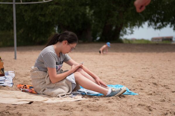 Кто-то сидит на берегу и общается в соцсетях... - Sputnik Кыргызстан