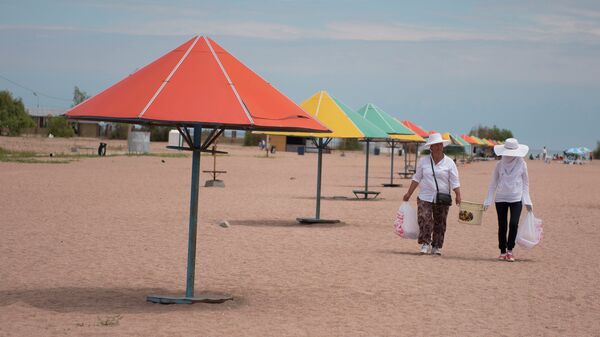 Продавцы на пляже Иссык-Куля. Архивное фото - Sputnik Кыргызстан