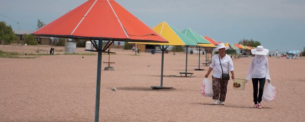 Наступило лето: Иссык-Куль открыл пляжный сезон - Sputnik Кыргызстан