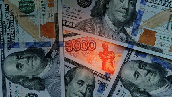 Долларовые и рублевые денежные купюры. Архивное фото - Sputnik Кыргызстан