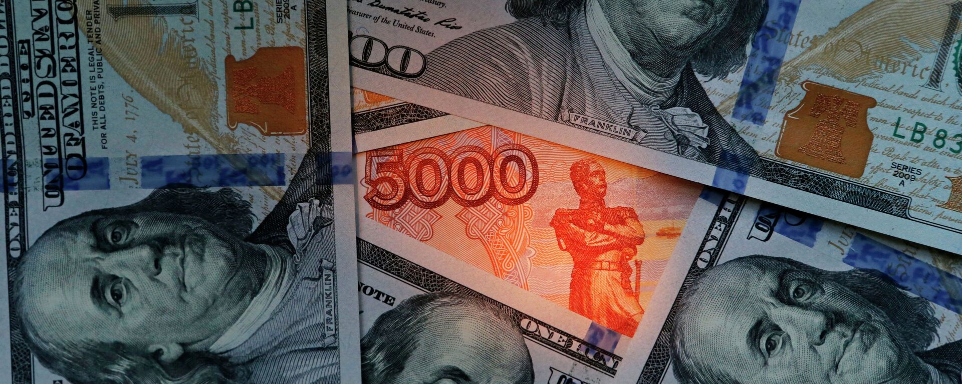 Долларовые и рублевые денежные купюры. Архивное фото - Sputnik Кыргызстан, 1920, 06.07.2023