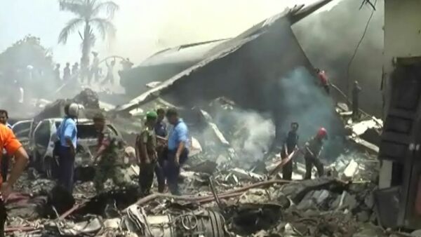 Военно-транспортный самолет Hercules C-130 производства США упал на отель и жилые дома на острове Суматра в Индонезии, по меньшей мере 113 человек погибли. - Sputnik Кыргызстан