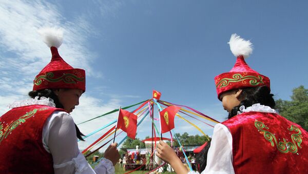 Девушки в национальных костюмах с флажками на фестивале. Архивное фото - Sputnik Кыргызстан