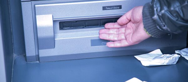 Человек у банкомата. Архивное фото - Sputnik Кыргызстан