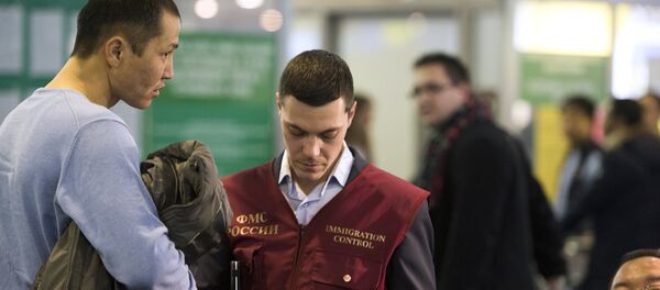 Аэропорт кызматкери документ тершерүүдө. Архив - Sputnik Кыргызстан