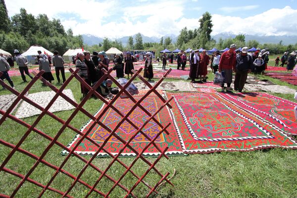 На ат-башинской земле установили юрты и расстелили более двух тысяч шырдаков удивительной красоты - Sputnik Кыргызстан