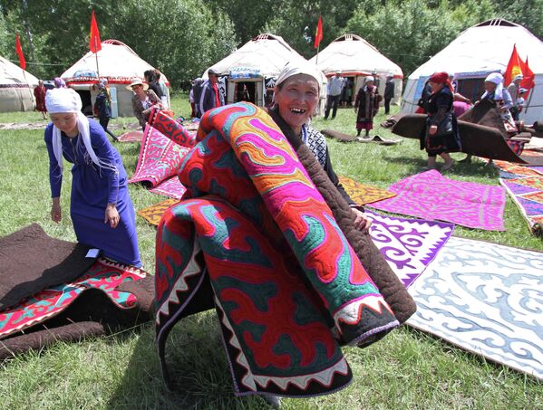 Ат-Башыдагы шырдак фестивалынын катышуучусу - Sputnik Кыргызстан