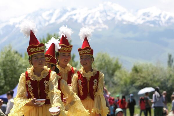 Выставка народного творчества сопровождалась показом обычаев и традиций кыргызского народа. Гостям и зрителям предлагали национальные блюда - Sputnik Кыргызстан