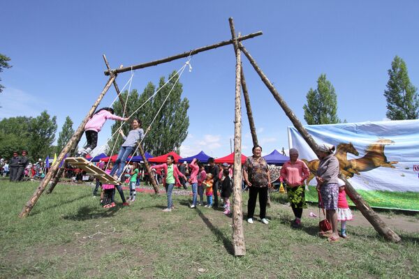 Качели всегда были неотъемлемой частью народных гуляний и праздников - Sputnik Кыргызстан