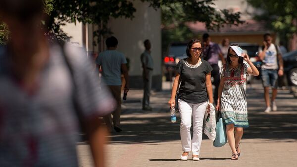 Люди идут по улице в Бишкеке во время жаркой погоды. Архивное фото - Sputnik Кыргызстан