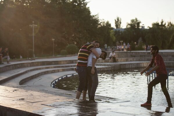 Кыргызстанда окуган чет элдик студенттер фонтан жанында серүүндөп эс алышат. - Sputnik Кыргызстан