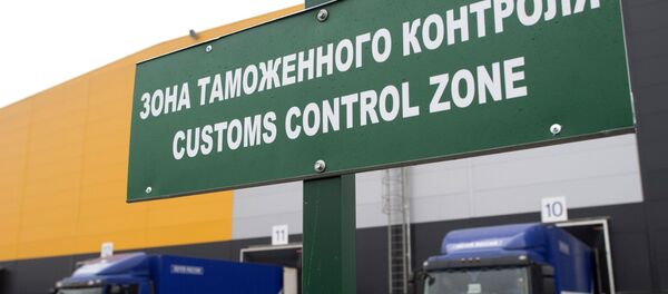 Фуры на зоне таможенного контроля. Архивное фото Фуры на зоне таможенного контроля. Архивное фото - Sputnik Кыргызстан