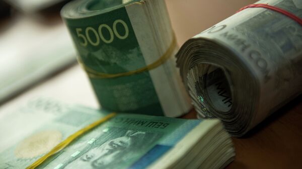 Архивное фото денег на столе - Sputnik Кыргызстан