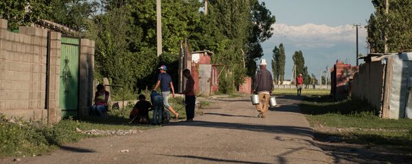 Жители села в Кыргызстане. Архивное фото - Sputnik Кыргызстан