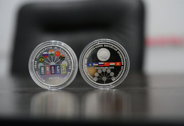 Банк России выпустил памятные серебряные монеты к саммитам ШОС и БРИКС в Уфе - Sputnik Кыргызстан