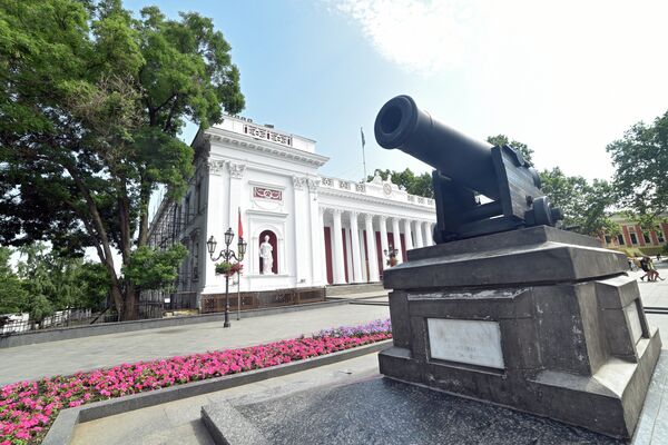 Памятник-пушка на Приморском бульваре перед зданием Одесской городской думы. Архивное фото - Sputnik Кыргызстан