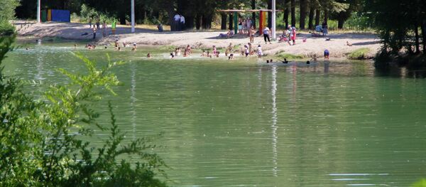 Балдар көлдө чөмүлүп атат. Архив - Sputnik Кыргызстан