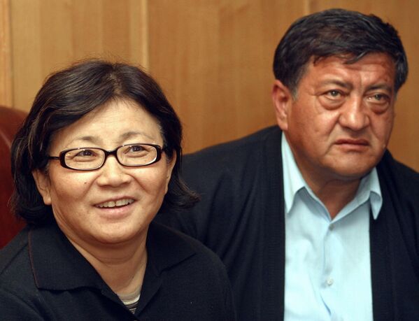 На пресс-конференции в марте 2005 года оппозиционеры Роза Отунбаева и Анвар Артыков дали комментарии по ситуации в Оше, где начались волнения - Sputnik Кыргызстан