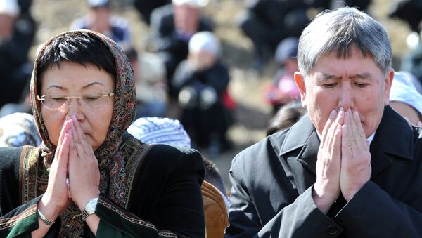 Экс-президенты КР Роза Отунбаева и Алмазбек Атамбаев. Архивное фото - Sputnik Кыргызстан
