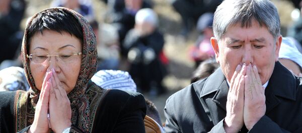 Экс-президенты КР Роза Отунбаева и Алмазбек Атамбаев. Архивное фото Экс-президенты КР Роза Отунбаева и Алмазбек Атамбаев. Архивное фото - Sputnik Кыргызстан