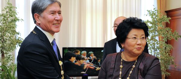 Экс-президенты Кыргызстана Роза Отунбаева Алмазбек Атамбаев. Архивное фото - Sputnik Кыргызстан