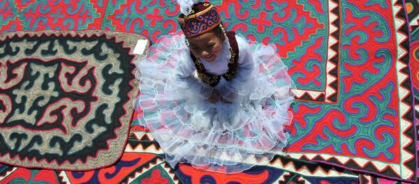 Шырдакта отурган кыз. Архив Шырдакта отурган кыз. Архив - Sputnik Кыргызстан