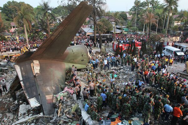 30-июнь күнү Hercules C-130 аскердик-унаа учагы абадан жарылып, Индонезиянын түштүк-батышында жайгашкан Түндүк Суматра провинциясынын калктуу кварталына кулаган. Унаанын ичиндеги 113 адамдын баары каза болду. - Sputnik Кыргызстан
