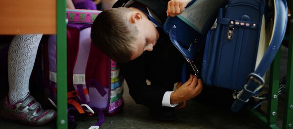 Ученик перед началом урока. Архивное фото - Sputnik Кыргызстан