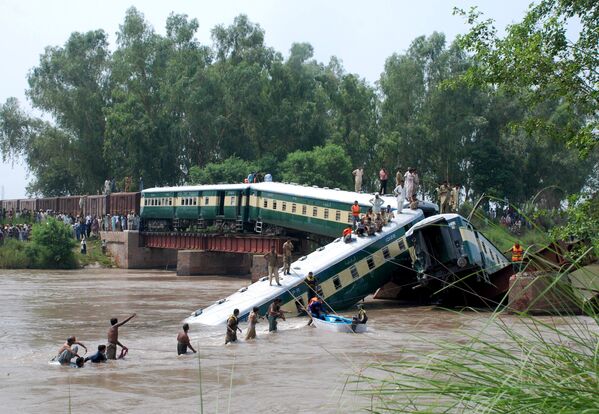 Индияда Чанаван каналынан өтүүдө поезд темир жолдон чыгып кеткен. Натыйжада 17 адам жабыркаган. - Sputnik Кыргызстан