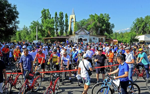 В Бишкеке в субботу прошел массовый велопробег приуроченный ко Дню медицинского работника. - Sputnik Кыргызстан