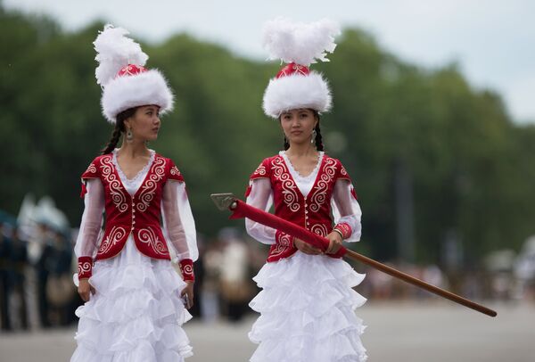Девушки в национальных кыргызхских костюмах. Архивное фото - Sputnik Кыргызстан