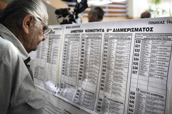 Мужчина рассматривает списки адресов центров для голосования на референдуме в Греции. Архивное фото - Sputnik Кыргызстан