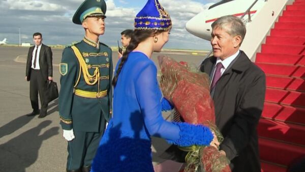 Казак кызык Астанада Атамбаевди гүл менен тосуп алды - Sputnik Кыргызстан