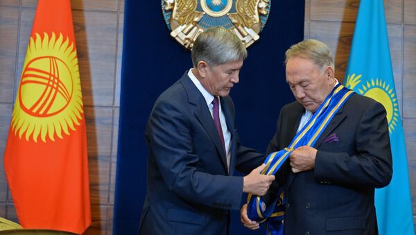 Атамбаев поздравил Назарбаева с юбилеем и вручил орден Манаса. - Sputnik Кыргызстан