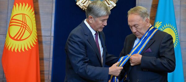 Атамбаев Назарбаевди 75 жылдык мааракеси менен куттуктады - Sputnik Кыргызстан