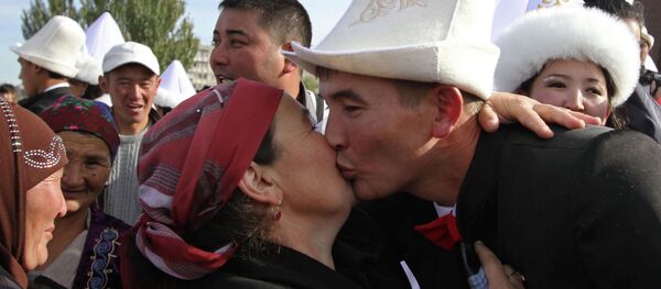 Церемония массового бракосочетания 50 молодежных пар Церемония массового бракосочетания 50 молодежных пар - Sputnik Кыргызстан