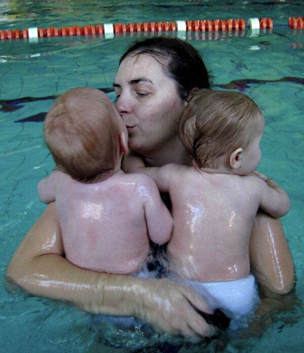 Лечебно-профилактическое плавание с малышами в бассейне Гавань во Владивостоке - Sputnik Кыргызстан