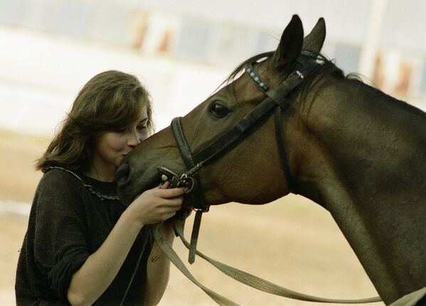 Ученица школы верховой езды целует свою лошадь - Sputnik Кыргызстан