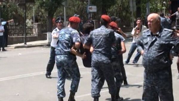 Полицейские на руках выносили задержанных участников протеста в Ереване - Sputnik Кыргызстан