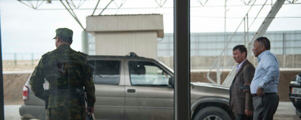 Сотрудник пограничничной службы КР на посту. Архивное фото - Sputnik Кыргызстан