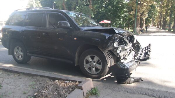ДТП с участием трех внедорожников произошло во вторник утром на пересечении улицы Фрунзе и проспекта Эркиндик, есть пострадавшие - Sputnik Кыргызстан