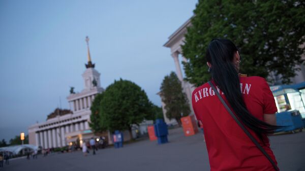 Девушка с надписью Москва. Архивное фото - Sputnik Кыргызстан
