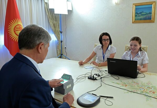 Президент Кыргызстана Алмазбек Атамбаев сдал биометрические данные - Sputnik Кыргызстан