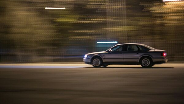 Машина на скорости едет в центре города Бишкек. Архивное фото - Sputnik Кыргызстан